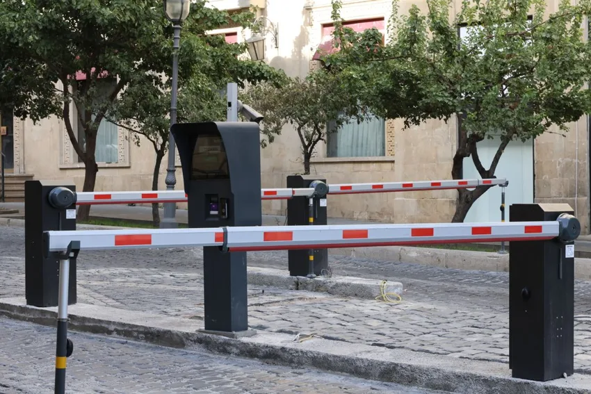 Acceso vehicular con barreras; fotografía de contexto, sin implicar integración con GUARD-IA